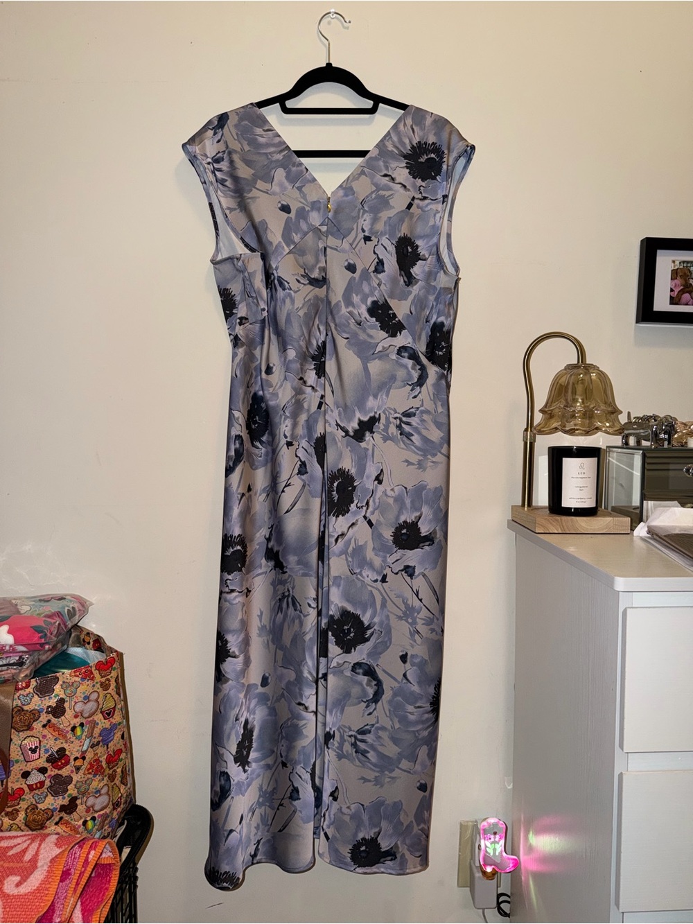 Sleeveless V-Neck Floral Midi Dress in Light Gray and Black